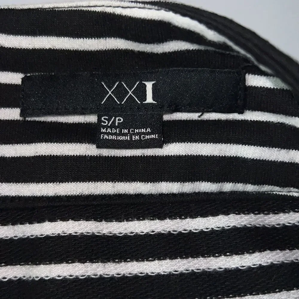 XXI Forever 21 S/P Black & White Geometric Print Stretchy mini skirt w/ pockets - Picture 6 of 9
